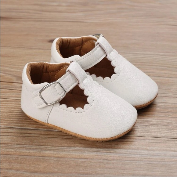 Baby girl / toddler girls Scallop Trim classic Mary Jane Flats - Picture 9 of 10